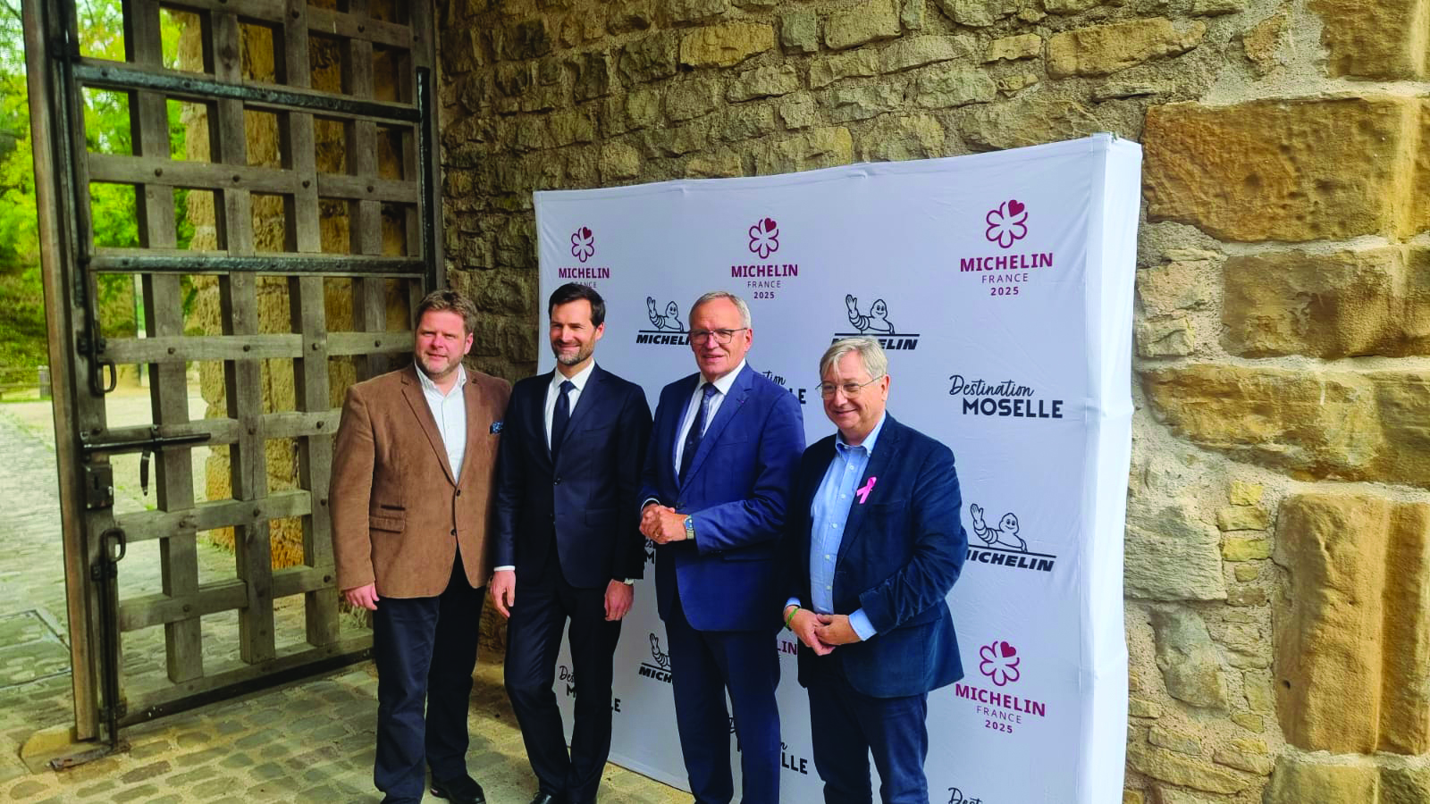 De gauche à droite : Cédric Gouth, Maire de Woippy - Gwendal Poullennec, directeur du Guide Michelin - Patrick Weiten, Président du Département - François Grosdidier, Maire de Metz