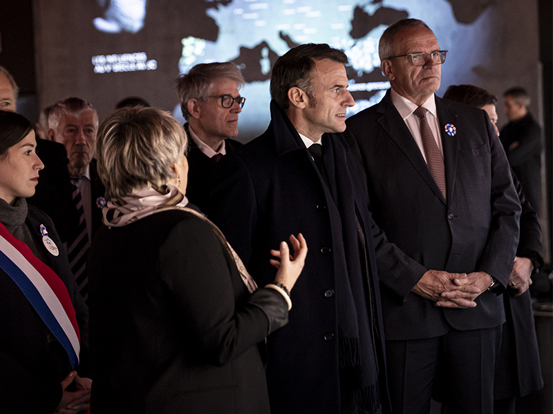 Visite d’Emmanuel Macron au Mémorial d’Alsace-Moselle à Schirmeck guidé par la directrice Sabine Bierry.