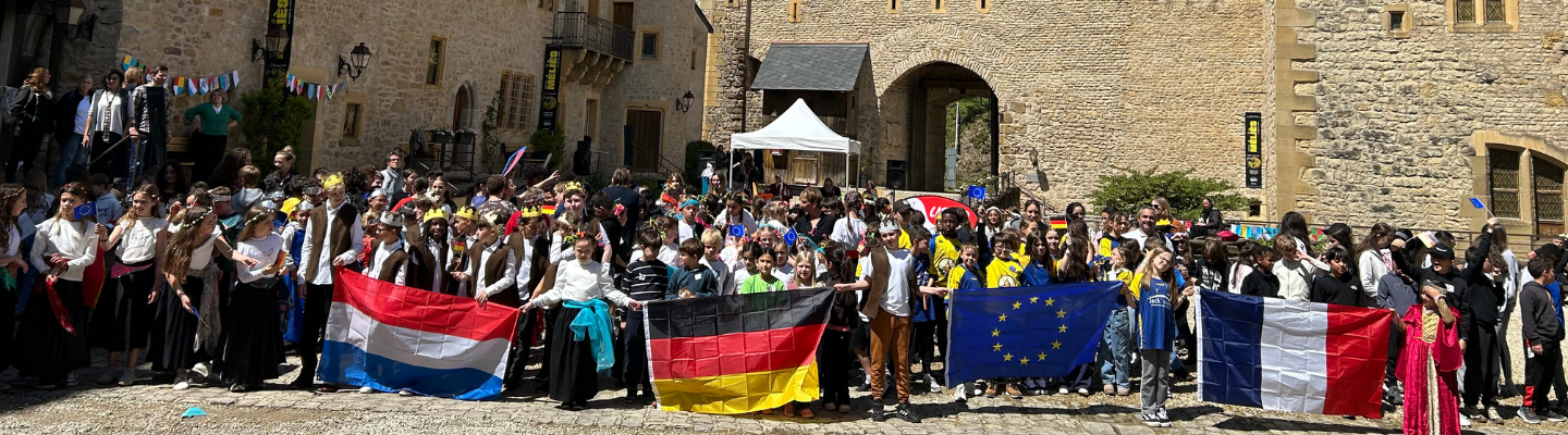 Photographie des élèves dans la cours du Château de Malbrouck